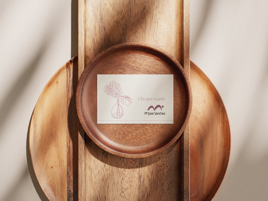 Vista desde arriba de una tarjeta regalo sobre un plato de madera