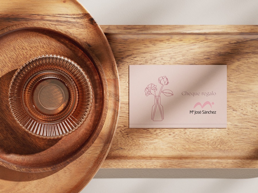 Tarjeta regalo sobre una bandeja de madera
