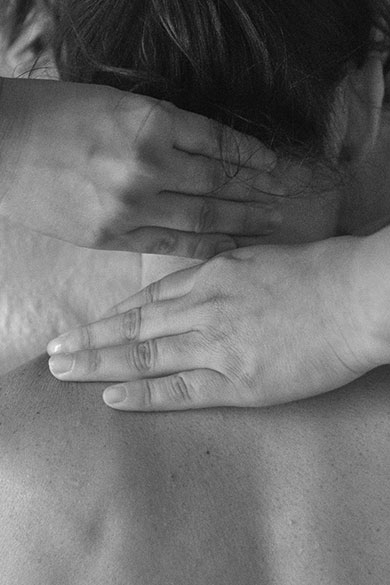 Primer plano de unas manos masajeando una espalda